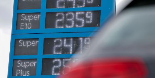 Steigende Energiepreise treiben seit Monaten die Teuerungsrate in Deutschland, Verbraucher merken das an der Tankstelle. (Archivbild)