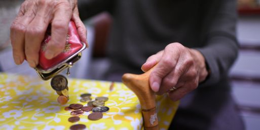 Frauen machen sich laut Umfrage mehr Sorgen um ihre finanzielle Altersvorsorge als Männer. (Symbolbild)