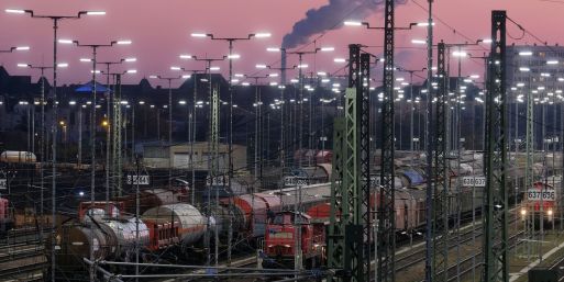 Die Bundesregierung blick positiver auf die wirtschaftliche Entwicklung als noch im Frühjahr (Archivbild).