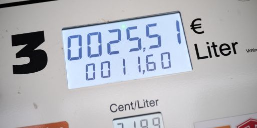 Seit Monaten sind hohe Preise für Benzin und Diesel eine Belastung für viele Verbraucher in Deutschland. (Archivbild)