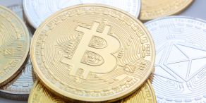 Die Kurse von Kryptowerten wie Bitcoin und Ethereum schwanken stark, Kritiker warnen vor Spekulationsblasen. Doch das Interesse ist groß. (Symbolbild)