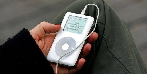 Mit 1.000 Songs auf einer Festplatte ließ der iPod ganze Musiksammlungen mitnehmen. (Archivbild)