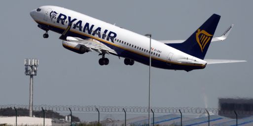 Ryanair streicht seine Basis am Hauptstadtflughafen BER erheblich zusammen. (Archivbild)