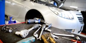 Die Reparaturkosten für Autos sind in den vergangenen Jahren sehr stark gestiegen, zum Leidwesen von Autofahrern und Versicherern. (Symbolbild)