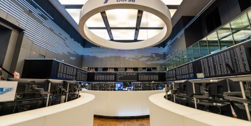 Handelsraum der Deutschen Börse in Frankfurt: Der Konzern bietet Kunden nun den Handel von Dax-Aktien rund um die Uhr. (Archivbild)